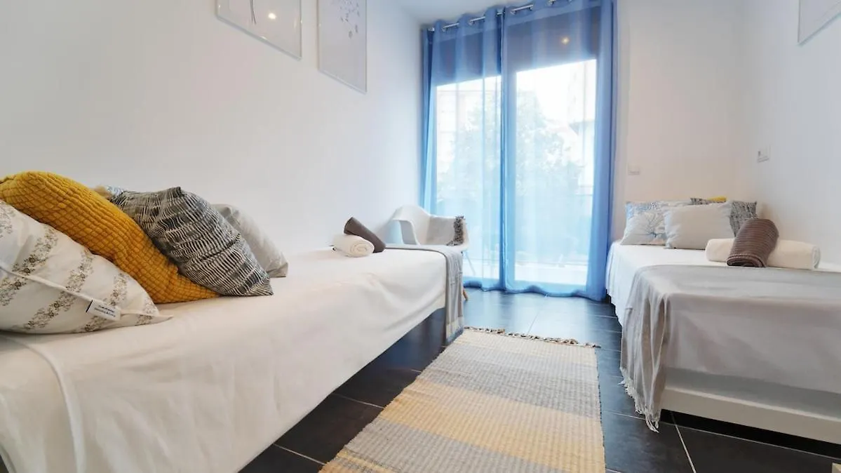Seahomes Vacations - Beachside Apt With Pool Lloret de Mar 0*,  España